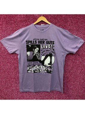 Olivia Rodrigo "Spills Her Guts LIVE!" Graphic T-shirt 2XL